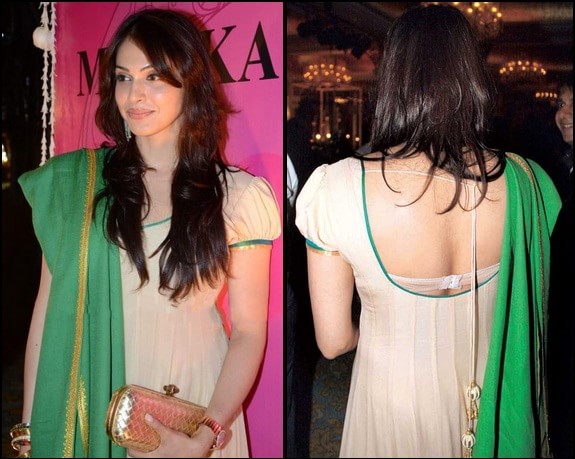 eesha-kopikar-embarassing-bollywood-actresses-wardrobe-malfunction-pictures